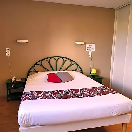 Logis Relais De La Grange 호텔